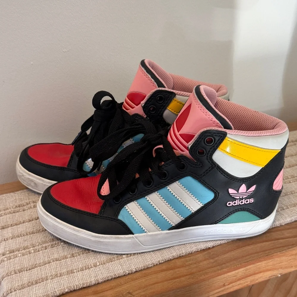 Adidas Originals Hard Court High J sneakers in a multicolor colorway Size 4youth